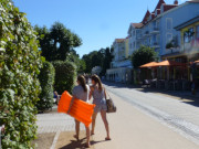 Wie im Sommer: Badegste auf dem Weg zum Ostseestrand.