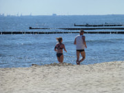 Joggen an der Wasserkante: Morgens am Ostseestrand von Klpinsee.