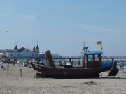 Fischerboot und Seebrcke: Ostseeurlaub in den Kaiserbdern.