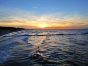 Sonnenuntergang ber der Ostsee: Ein Urlaubstag geht zu Ende.