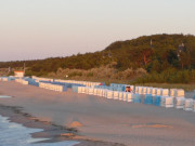 Einsame Strandkrbe: Ostseebad Zinnowitz am Abend.