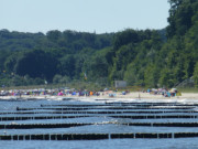 Sommerlicher Badebetrieb: Ostseestrand von Klpinsee.