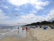 Ostseestrand von ckeritz: Wlkchen ziehen ber den Sommerhimmel.