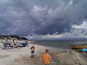 Dunkle Wolken ber dem Ostseestrand von Klpinsee.