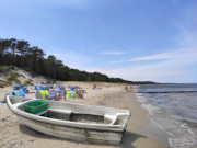 Fischerboot auf dem Ostseestrand: Seebad Zempin auf Usedom.