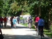 Radfahrer auf der Strandpromenade von Heringsdorf: Aktivurlaub auf Usedom.