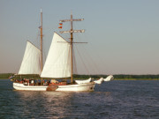 Urlaubsinsel Usedom: Mit weien Segeln ber das Achterwasser.