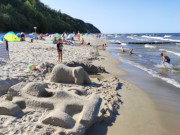 Formel-1-Auto und Elefant: Sandskulpturen am Ostseestrand.