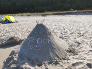 Wigwam aus Strandsand: Am Ostseestrand von Klpinsee.