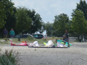 Vorbereitungen: Kiter auf dem Sandstrand von Kamminke.
