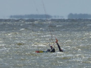 Wassersport auf Usedom: Kiter auf dem Stettiner Haff.