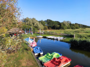 Am Achterwasser: Bootsverleih im Seebad Loddin auf Usedom.