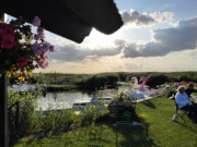 "Kikis Bootsverleih": Abendessen am Achterwasser.