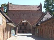 Befestigungsanlagen in Neubrandenburg: Stadttor und Wehrgang.