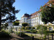 Grand Hotel: Mondne Strandpromenade im Ostseebad Sopot.