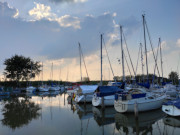 Reflexionen: Nachmittag am Achterwasserhafen von Loddin.