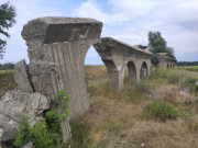 Geborstene Mittelwand: Bunkerruinen am Peenestrom.