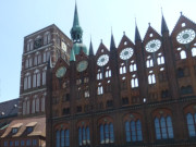 Ziergiebel: Patrizierhäuser am Alten Markt der Hansestadt Stralsund.