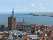 Blick vom Kirchturm: Nikolaikirche und Strelasund.