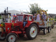 Erntekrone trifft ein: Ankunft auf dem Festplatz am Achterwasser.