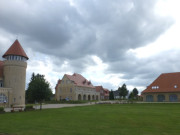 Endlich Regen: Schloss Stolpe unter dunklen Wolken.