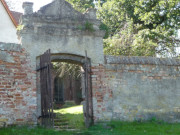 Eingang in den Mellenthiner Kirchhof: Hinterland der Insel Usedom.