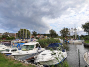 Seebad Loddin auf Usedom: Sportboote im Achterwasserhafen.