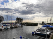 Ausfahrt auf das Achterwasser: Hafen des Seebads Loddin.