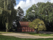 Herbst im Usedomer Hinterland: Friedhofsgebude von Benz.