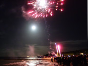 Staatsfeiertag: Feuerwerk am Ostseestrand von Usedom.