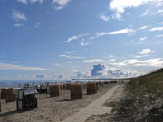 Strand von Karlshagen: Blick nach Zinnowitz und zum Streckelsberg.