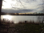 Bank am See: Der Klpinsee im Usedomer Seebad Loddin.