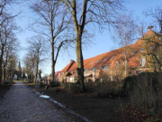 Kirche und Wirtschaftsgebude: Am Wasserschloss von Mellenthin.