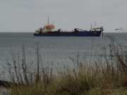 Angeschlossen: Das Splschiff bringt Sand an den Strand.