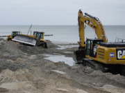 Schwere Maschinen: Der aufgesplte Sand muss zu Dne und Strand geformt werden.
