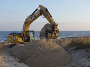 Schafft was weg: 60-Tonnen-Bagger am Strand von Klpinsee.