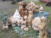 Holzschnitzereien im Forstamt Neupudagla: Weihnachtsbaumverkauf auf Usedom.