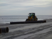 Strand planieren: Mit den Splrohren wird der Sand plan abgezogen.