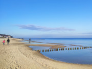 Wintertag am Meer: Ostseestrand des Kaiserbades Heringsdorf.