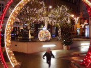 Durch das runde Tor: Kinderspa auf dem Swinemnder Weihnachtsmarkt.