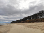 Blick zum Streckelsberg: Wenige Besucher auf dem Koserower Strand.