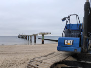 Nach eines Tages Zerstrungswerk: Abbruchbagger am Strand von Koserow.