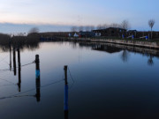 Achterwasserhafen von Loddin: Vereinsgebude und Hafenausfahrt.