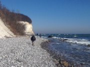 Feuersteinstrand: Einsame Wanderer an den Wissower Klinken.