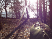 Am Wanderweg zwischen Garz und Kamminke: Vergessenes Boot im Wald.