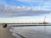 Am Ostseestrand von Koserow: Die Seebrcke wird abgetragen.