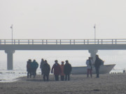 Strandwanderer an der Seebrcke: Usedomer Kaiserbad Heringsdorf.