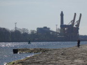 Leuchtturm und Hafenkräne: Hafen von Swinemünde auf Usedom.