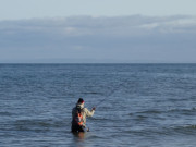 Kaltes Ostseewasser: Angeln am Strand von ckeritz.