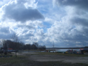 Wolken ber dem Peenestrom: Wasser- und Schifffahrtsamt.